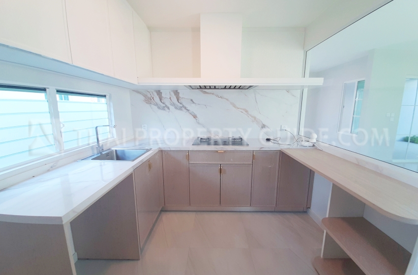 House with Shared Pool in Bangnatrad 